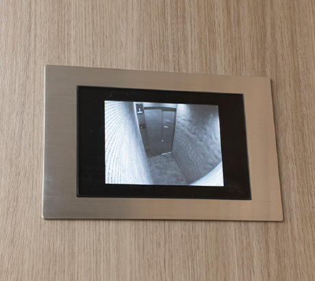 エレベーター前モニター